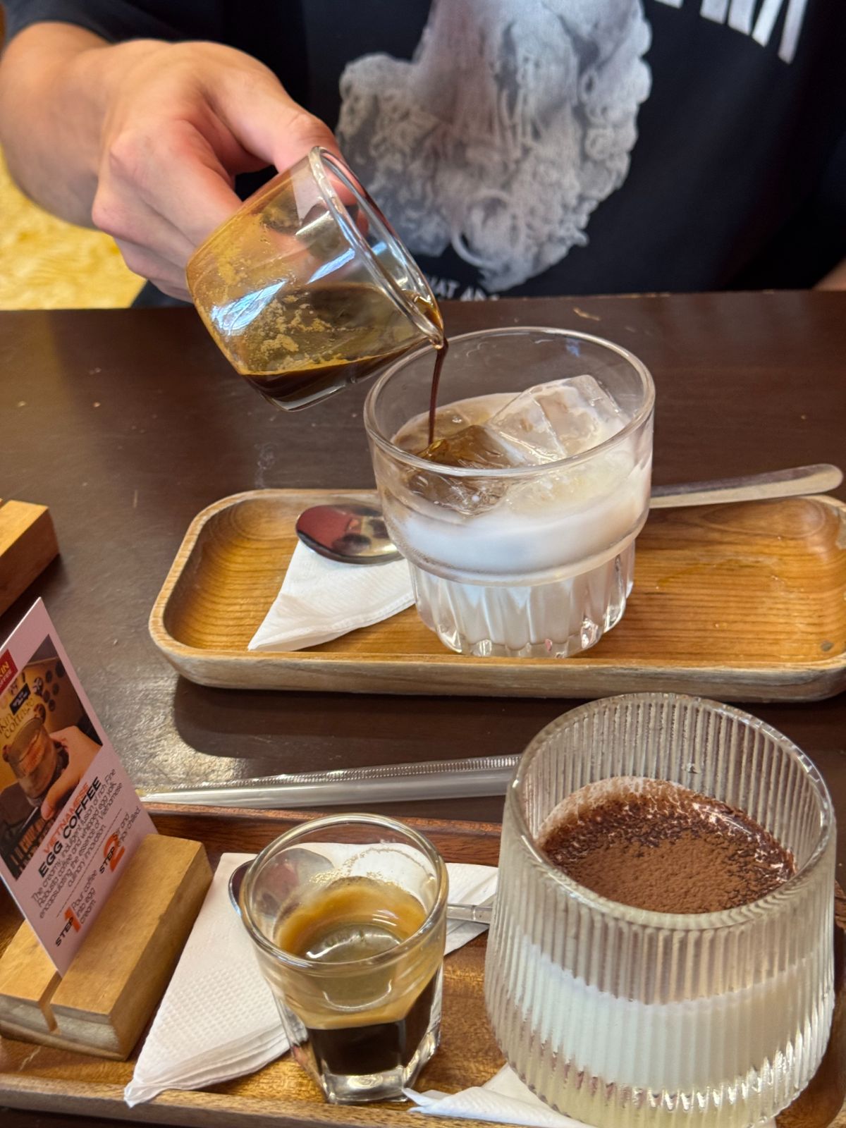 에스프레소를 에그 크림 잔에 직접 붓는 모습